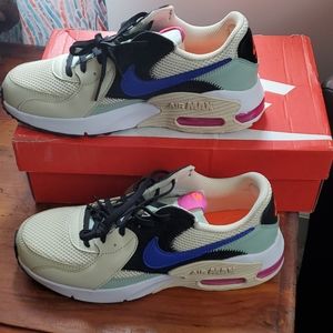 8.5 Nwot Nike air max excee